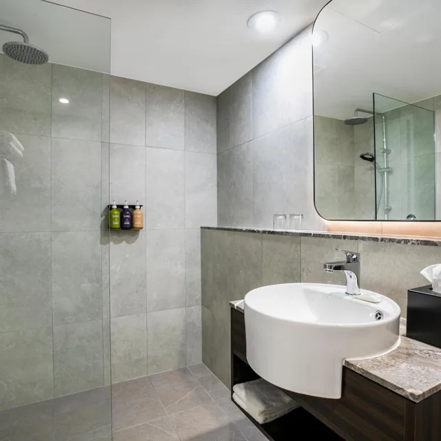 غرفة قياسية بسرير كينج وسرير كوين، Crowne Plaza Sydney Airport by IHG 8/10