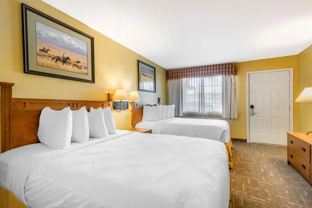غرفة رباعية بسريرين كوين لذوي الإعاقة، Best Western Executive Inn Hallettsville 1/2