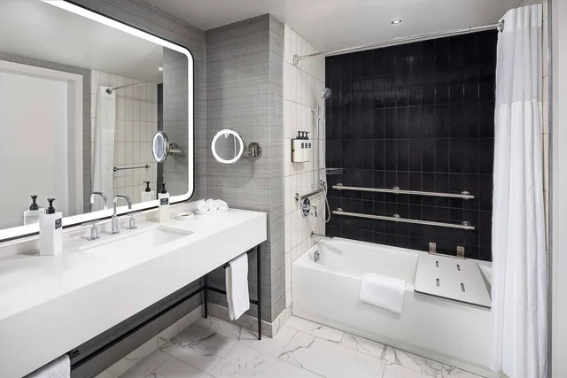 Room, 2 Queen Beds, Stadium View, Bathtub, Accessible، Signia by Hilton Atlanta Georgia World Congress Center 2/2