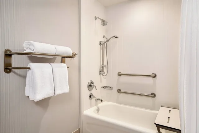 غرفة بسرير كينج لذوي الإعاقة، Courtyard by Marriott Ewing Princeton 5/7