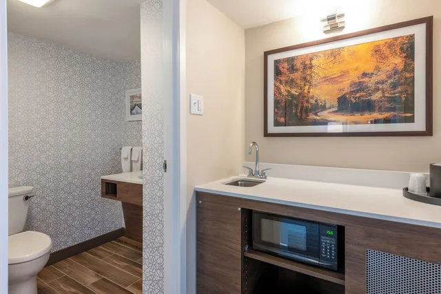 جناح بسرير كينج مع أريكة، Hampton Inn Manchester Downtown, NH 3/3