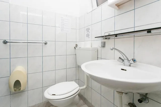 غرفة ثلاثية بسرير كوين وسرير فردي بإطلالة على البحر بشرفة، Apartments Franka Saplunara 3/5
