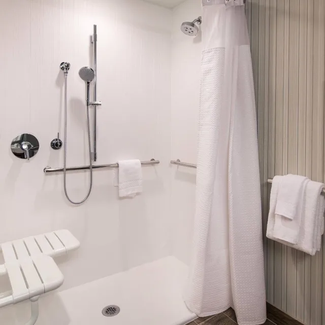 غرفة بسرير كينج مع أريكة، Courtyard Pullman 2/3