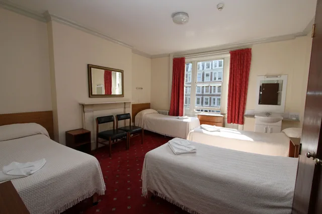 غرفة رباعية بسرير مزدوج وسريرين منفصلين، Ridgemount Hotel 1/4