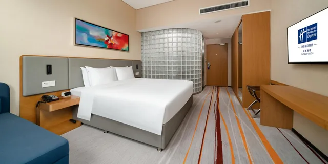 غرفة قياسية بسرير كينج بإطلالة على المدينة في طابق مرتفع، Holiday Inn Express Chengdu Gulou 4/6