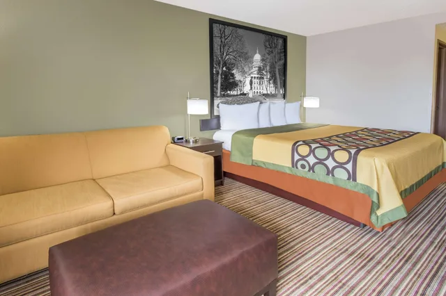غرفة قياسية بسرير كينج مع أريكة، Super 8 By Wyndham Madison South 3/7