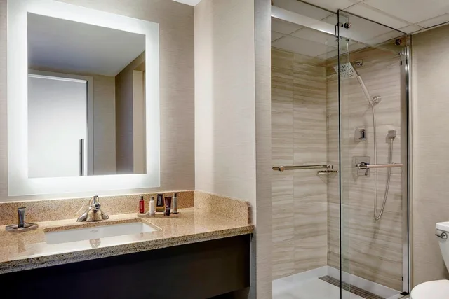 غرفة تنفيذية بسرير كينج مع أريكة، San Francisco Airport Marriott Waterfront 2/3