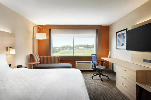 جناح بسرير كينج بمنطقة جلوس لذوي الإعاقة، Holiday Inn Express Mccook 1/4