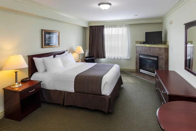 غرفة قياسية بسرير كوين يُسمح فيها بالحيوانات الأليفة، Quality Inn & Suites Whitecourt 4/9
