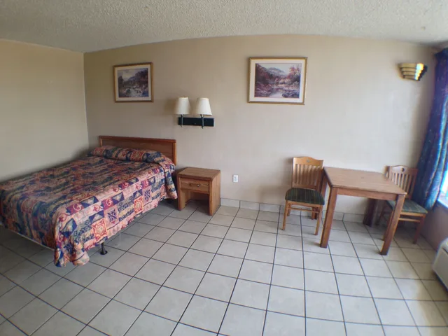 غرفة اقتصادية بسرير كوين، Budget Inn 1/1