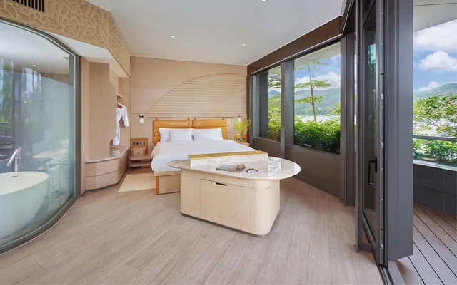 جناح بسرير كينج بشرفة يُسمح فيها بالحيوانات الأليفة، WM Hotel Hong Kong, Vignette Collection 1/7