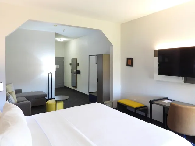 Upgrade, Efficiency, King Bed, Sofa, Accessible، Comfort Suites Crossville 1/8