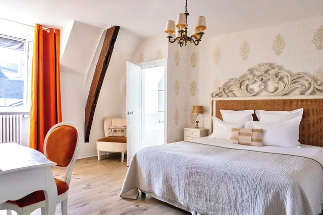 Superior, Queen Bed, Hotel Du Mail 3/10