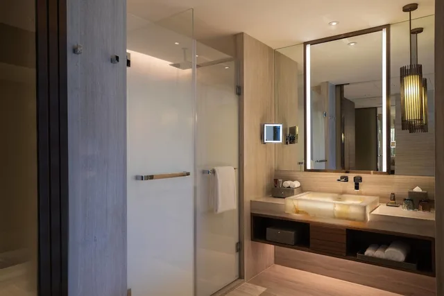 غرفة ديلوكس بسريرين مزدوجين بإطلالة على الجبل بشرفة، Beijing Marriott Hotel Changping 5/8