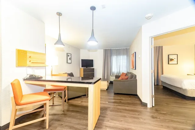 جناح بسرير كينج بغرفة نوم واحدة مع أريكة، Candlewood Suites New Bern 5/6