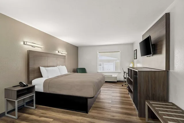Standard, King Bed, Quality Inn & Suites Biloxi - Ocean Springs 4/6