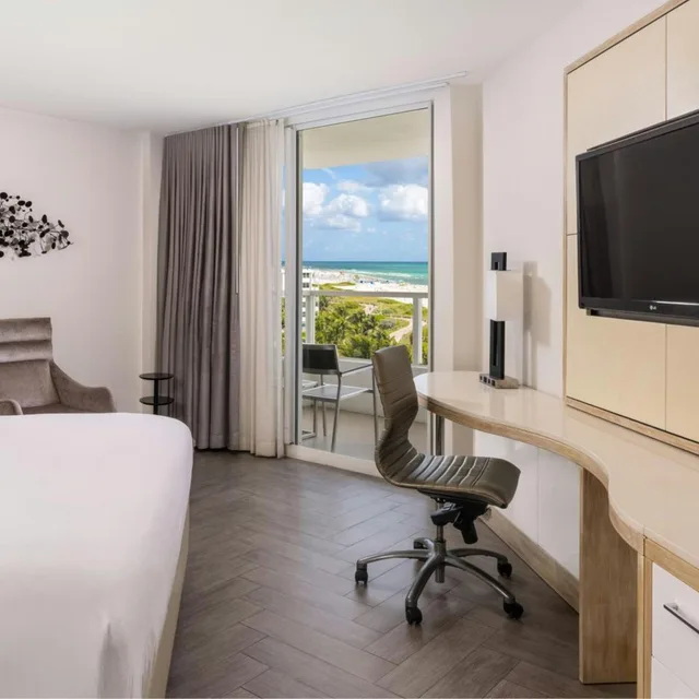 غرفة بسرير كينج بإطلالة على البحر بحوض استحمام لذوي الإعاقة، MARRIOTT STANTON SOUTH BEACH 2/3