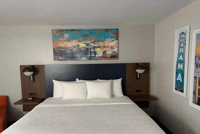 Room, King Bed, Accessible, La Quinta Inn & Suites by Wyndham Birmingham Homewood 6/10