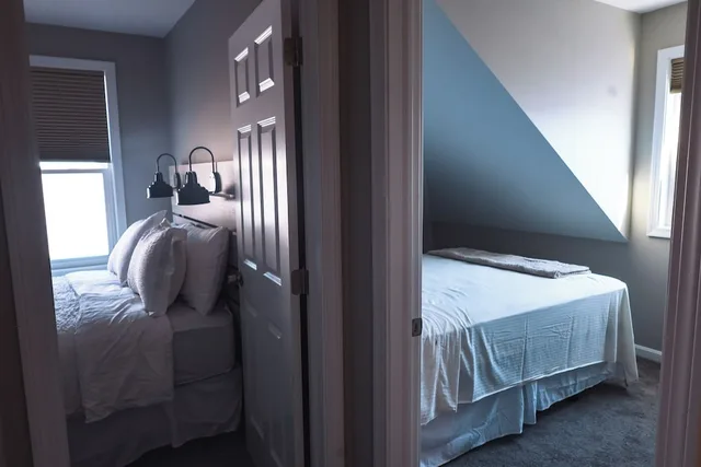Deluxe, Apartment, 1 Single and 2 Queen Beds، The Bell Inn & Tavern 2/8