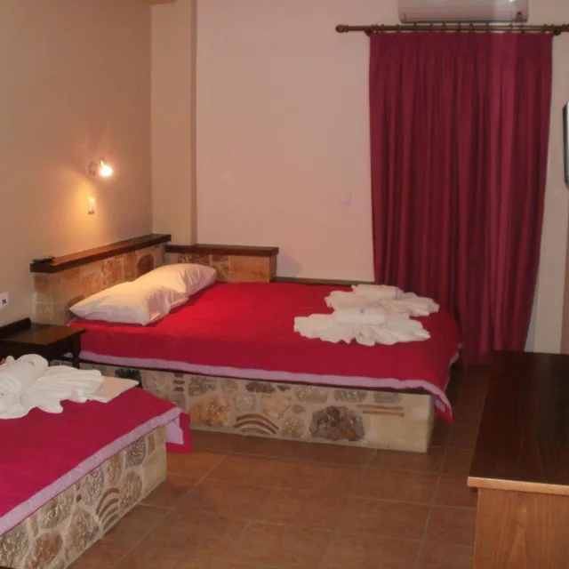 غرفة ثلاثية، Aktaion Hotel 4/10