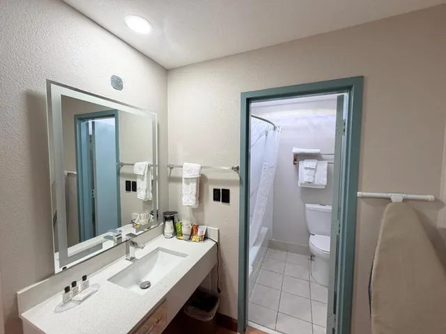 جناح بسرير كوين، Wyndham Garden Salina Conference Center 5/6