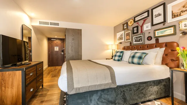 غرفة قياسية بسرير كينج، HOTEL INDIGO YORK 5/10
