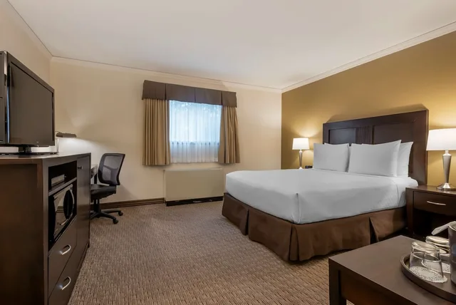 Standard, Queen Bed, Small, Best Western Plus Baker Street Inn 2/9