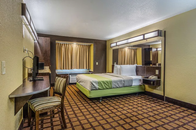 جناح بسرير كوين، Motel6 Canton GA 3/4
