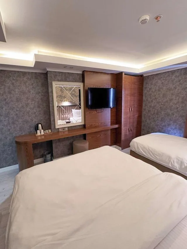 غرفة عائلية ثلاثية بسرير كينج وسرير فردي بإطلالة على المدينة، Sultan City Hotel 4/10