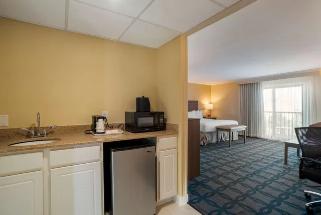 غرفة قياسية بسرير كينج بشرفة مع أريكة لذوي الإعاقة، Best Western Plus In Ocean City 6/9