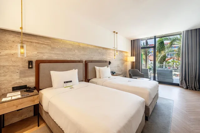 غرفة بسريرين منفصلين بإطلالة على البحر، DoubleTree by Hilton Antalya-Kemer All-Inclusive Resort 3/9