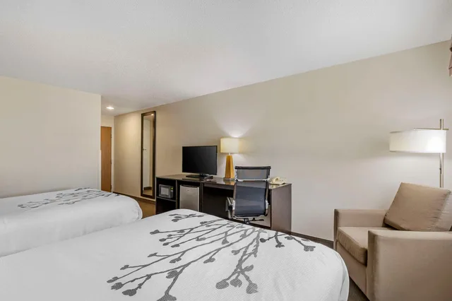 جناح بسريرين كوين، Sleep Inn & Suites Charles City 2/4