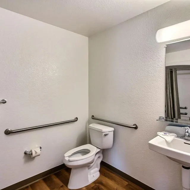 1 Queen Bed ADA/RI Shower، Motel6 Gilroy, CA 10/10