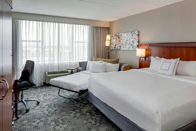 غرفة، COURTYARD BY MARRIOTT LOGAN AIRPORT 1/5