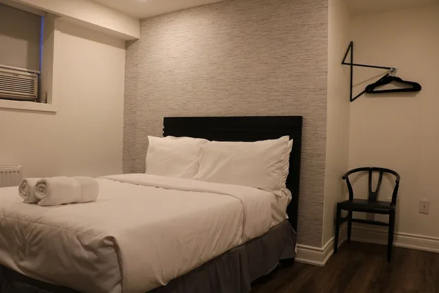 Room, Double Bed, Side View، Pembroke Inn 1/2