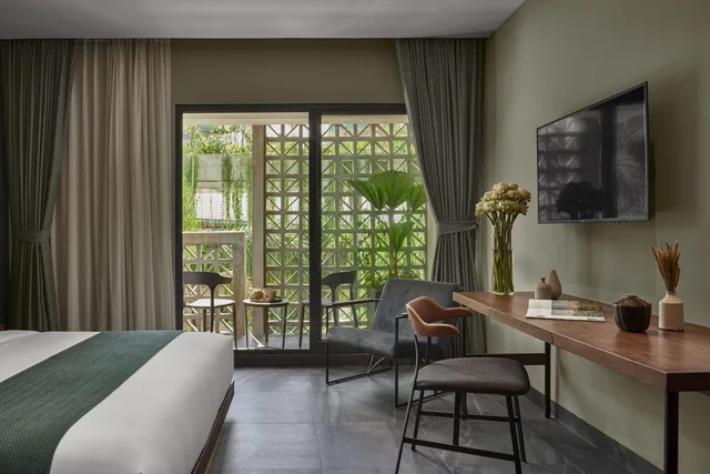 غرفة سوبيريور بإطلالة على المسبح بشرفة، Baitong Hotel And Resort Phnom Penh 2/4