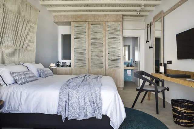 غرفة ديلوكس بسرير مزدوج بإطلالة على المسبح بشرفة، LYO Boutique Hotel 1/9