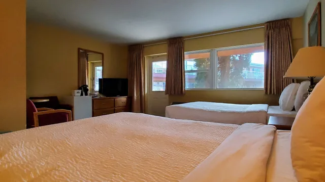 Room, 2 Queen Beds, Pool Side، Days Inn by Wyndham Penticton Conference Centre 4/7