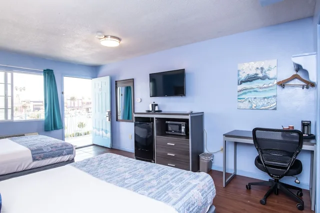 1 Bedroom, Standard, Triple, 1 Double and 2 Queen Beds، Aqua Breeze Inn 2/4