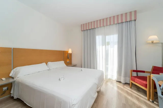 غرفة قياسية بإطلالة على المدينة بشرفة مفردة بسرير كوين، Hotel Artiem Capri 3/10