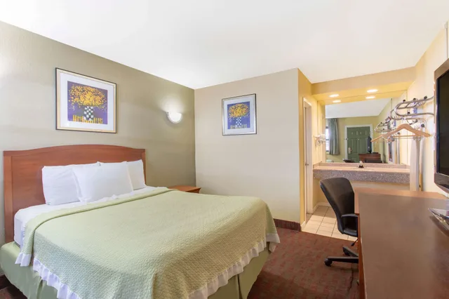Deluxe, Queen Bed, Days Inn by Wyndham Elmsford / White Plains 3/4