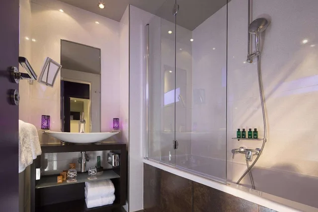غرفة ثلاثية بسرير كوين مع أريكة، Grand Hotel Saint Michel 5/5