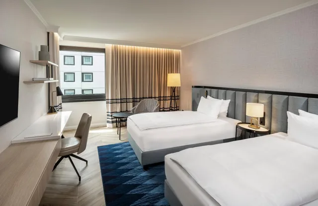 غرفة متصلة عائلية بسرير كينج وسريرين منفصلين، DoubleTree by Hilton Berlin Ku’damm 3/7
