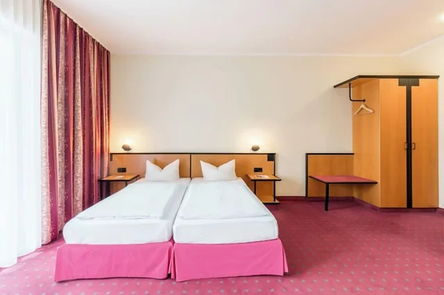 غرفة قياسية ثلاثية بشرفة، Azimut Hotel Dresden 2/4