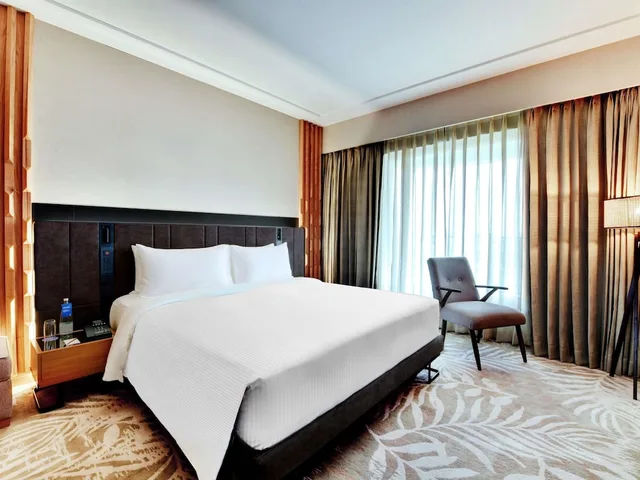 جناح تنفيذي بسرير كوين بإطلالة على المسبح بشرفة، NOVOTEL HYDERABAD AIRPORT 2/6