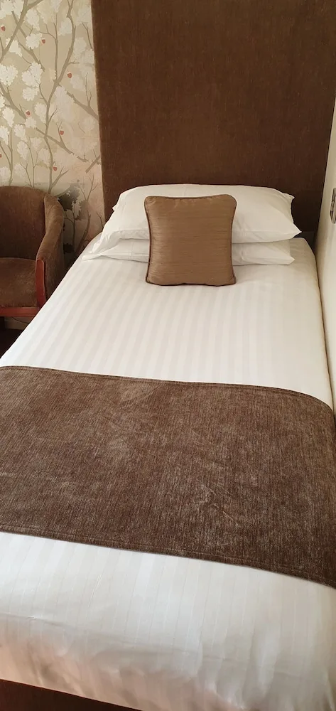 غرفة عائلية ثلاثية بسرير مزدوج، CBH Oaklands Hall Hotel 7/7