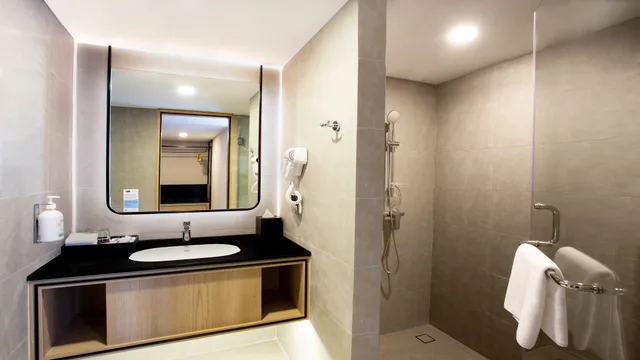 جناح بسرير كوين بشرفة بمطبخ صغير، Holiday Inn Express & Suites Bangkok Central Pier 2/3