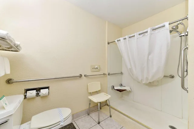 غرفة بسرير كينج بحوض استحمام لذوي الإعاقة، Best Western Inn Elyria 6/6