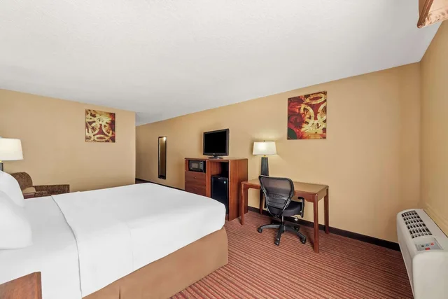 غرفة قياسية بسرير كينج لذوي الإعاقة، SureStay Plus by Best Western San Antonio Fiesta Inn 1/8