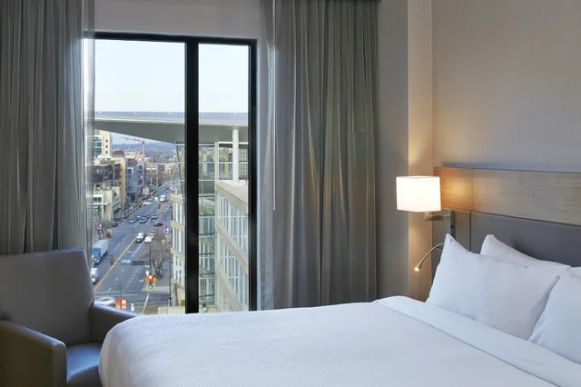 غرفة بسرير كينج مع أريكة، Ac Hotel By Marriott Minneapolis Downtown 2/5